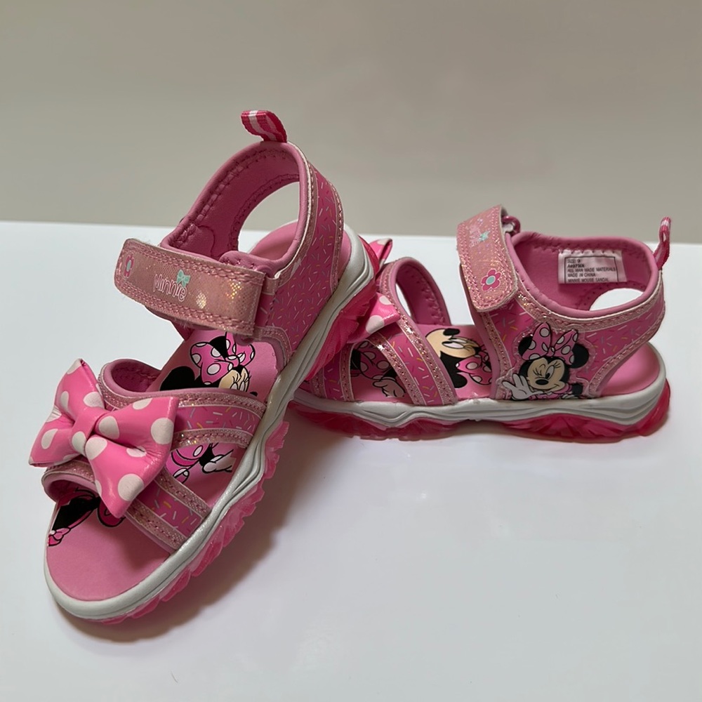 Minnie toddler girls light up Wink Sandals size 9 color pink/white.